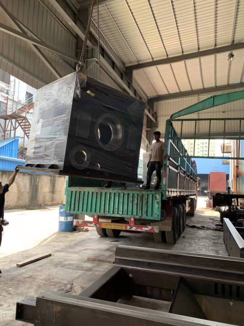 滿滿一車“大型自動化設(shè)備機架”發(fā)貨江蘇