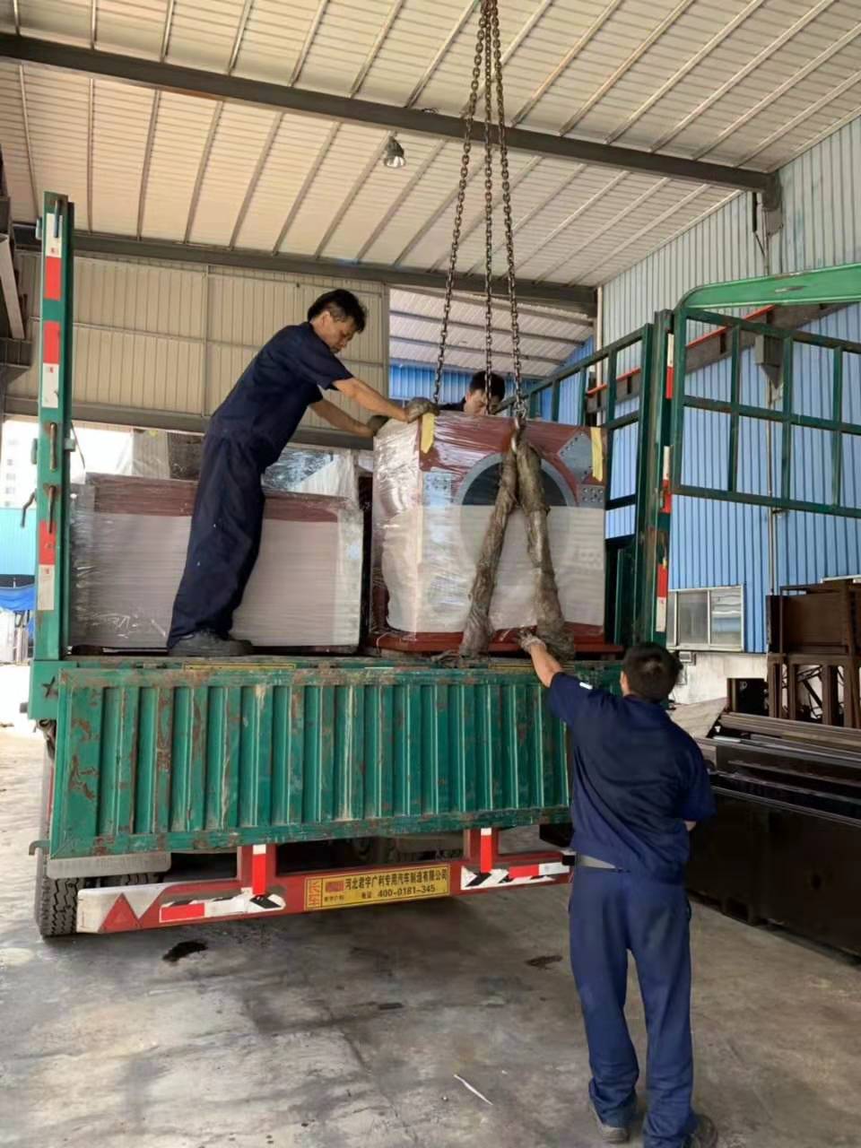 滿滿一車“大型自動化設(shè)備機架”發(fā)貨江蘇